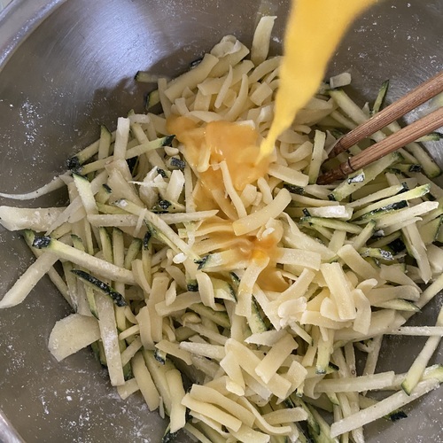 よく溶きほぐした卵とシュレッドチーズを②に加え、良く混ぜる。
