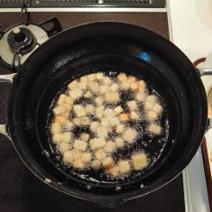 じゃがいもは大豆より少し大きいくらいのサイコロ状に切り、水にさらして水気を良く拭き取る。ビニール袋を利用して片栗粉をまぶして揚げる。茹で大豆も同様に片栗粉をまぶして揚げる。