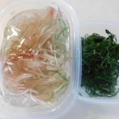 器に盛り付け、千切りした薬味と、出汁をそえて、出来上がり。