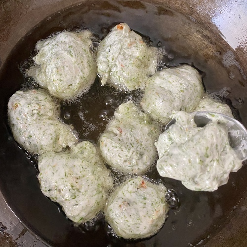 170℃に温めた油の中に③をスプーンですくって落とす。（スプーンに油をつけながら行うとやりやすいです）

