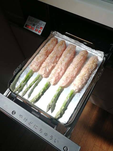 マルチグリル調理モード［焼く・中］で13分焼く。（奥がつくねになるように）