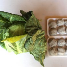 鍋に水とイワシのつみれを入れ、中〜強火にかける（水から入れた方がだしが出やすい）。