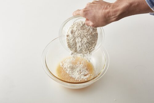 ボウルにAをいれ泡立て器で混ぜ、ホットケーキミックスを加え、粉っぽさがなくなるまで混ぜる。