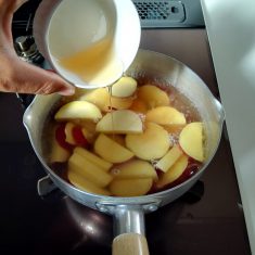 さつまいもを小鍋に入れて、ひたひたに水を入れ中火にかける。沸騰したら、砂糖とハチミツを入れ、砂糖が溶けたら、レモン汁と塩、輪切りのレモンを入れ、弱中火で10分に煮る。