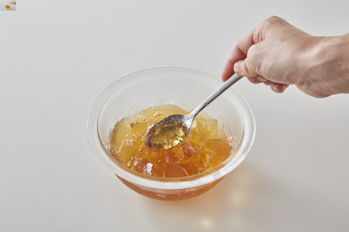 １をスプーンでよく混ぜたら、器に盛り、食べやすく切った桃をのせる。 