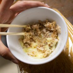 チーズが溶けたらよく混ぜます。