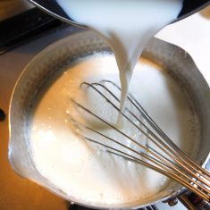 スイートコーン缶を汁ごと入れ、砂糖、塩、ホワイトペーパーで味を調えて出来上がり。
