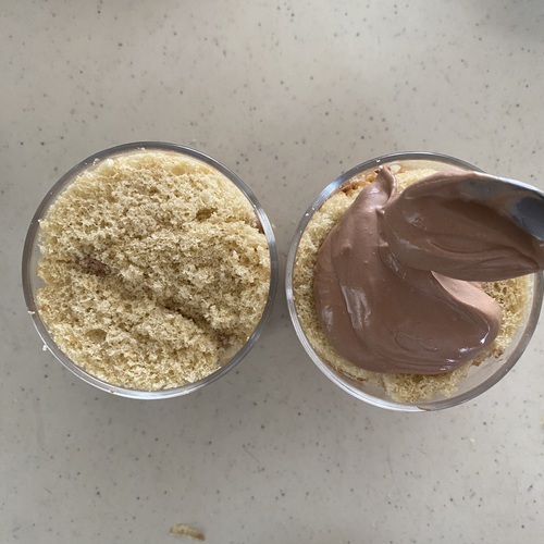 ④の上に②のチョコレートホイップクリーム、残りのスポンジケーキ、チョコレートクリームを重ねる。
