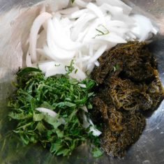 ボールにもずく、①の野菜、粉末だしをいれる。