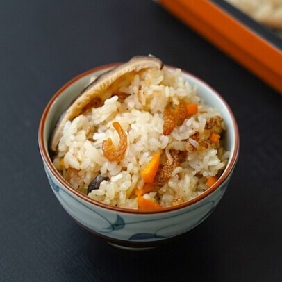 ＝A＝を加えて軽く混ぜたらキャセロールのフタをしめ、オートメニュー［炊き込みご飯］で加熱する。
炊き上がったら軽く混ぜ、器に盛る。
