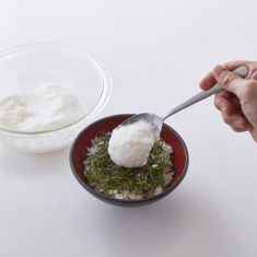 丼にご飯を盛り、刻み海苔と大葉をちらし、③、かに、卵黄をのせる。
