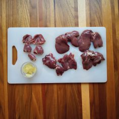 鶏レバーは目に見える血を取り除き、2～４等分に切る。ハツは余分な脂肪を取り除き、縦半分に切り込みを入れて開く。