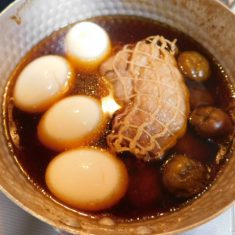 ②に茹でたまごをいれ、自然に冷ます。
