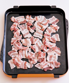まず、豚ばら肉をプレートにおきます。