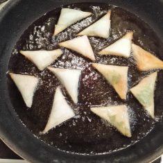 170℃の油で揚げる。お好みで塩を振る。