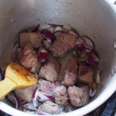 肉を鍋に入れ、お好みで塩・コショウ軽く火が通るまで炒める