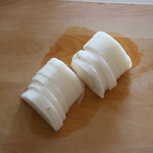 山芋は皮をむいたら5㎜の厚さの半月切りにする。明太子は皮から出してヨーグルトと混ぜておく。