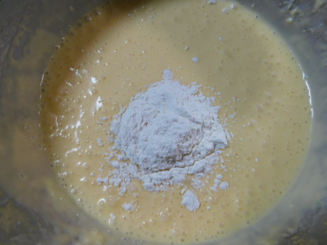小麦粉、レモン汁を入れて、さらに混ぜ、生クリームもいれて、よく混ぜる。