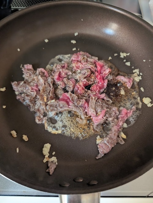 牛肉に半分くらい火が通ったら＝A=を加えて炒め、粗熱をとっておく。
