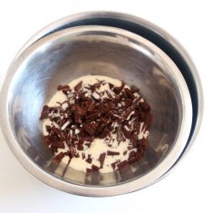 生クリームを人肌に温めたら2を加え、湯せんをしながらチョコレートをしっかり溶かす。