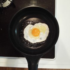 〈揚げ目玉焼きを作る〉
フライパンにサラダ油を熱し、高温になったところで卵を割り入れる。火を弱中火にし、油をかけながら、白身の縁がチリチリになり、黄身はほぼ生のような目玉焼きを作る。