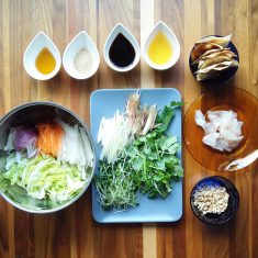 レタスは太めの千切り。赤玉ねぎは薄くスライス。大根、人参は千切り。すべてを冷たい水にさらしてパリッとさせる(最大で10分にする)。