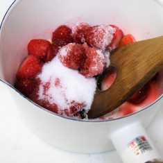 イチゴにグラニュー糖を加えてまぶす。レモンの輪切りも加える。