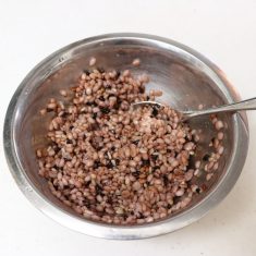 粗熱が取れたらボウルに移し、塩、バルサミコ酢、オリーブオイルの順番で和えてマリネしたら出来上がり。