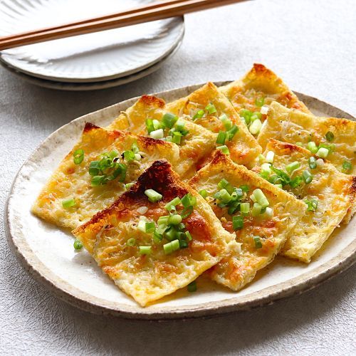 こんがりとした焼き色がついたらお好みのサイズにカットし、小口切りにした青ネギをのせて完成。
