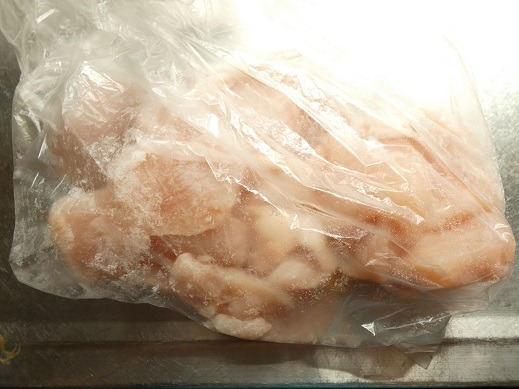 鶏胸肉はそぎ切りにし、片栗粉をまぶします。