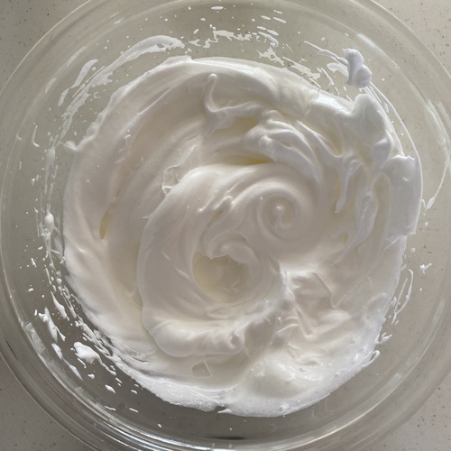 卵白のボウルに卵白用の砂糖を3回に分けながら加えてハンドミキサーで泡立てる。し っかりとしたメレンゲを作る。