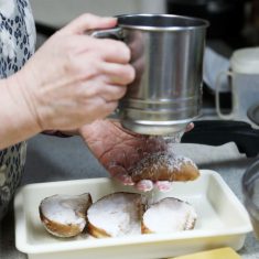 とろみをつけるために片栗粉を薄めにまぶしていく。このときふるいを使ってまぶすとダマにならない。