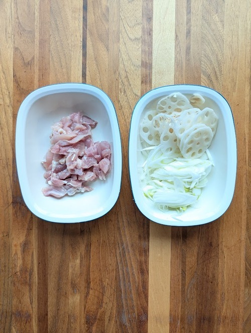 鶏もも肉は薄く切る。
蓮根は薄く切る。
長ネギは斜めに薄切りにする。