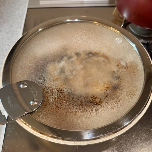 蓋はしないで焼き、裏返しの合図が鳴ったら食材を裏返して蓋をし、残っている＝つけダレ＝も入れて再度モードキーを押す。