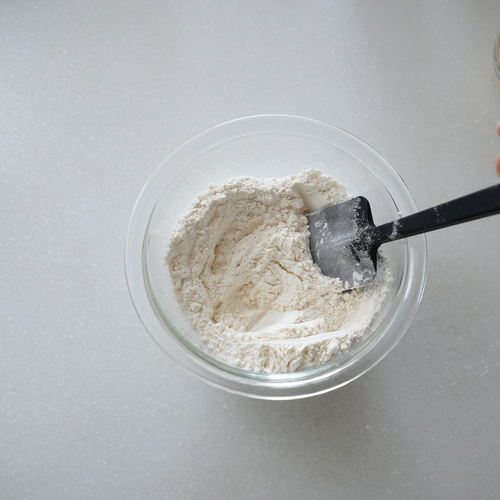ボウルに強力粉、塩、砂糖、ドライイーストを入れてヘラで混ぜる。
