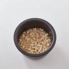 炊飯器に米、あさりの煮汁、（A）をいれたら、水（分量外）を２合のメモリまで注ぐ。たけのこをのせ、炊飯する。