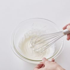 生クリームにグラニュー糖小さじ２をいれ、７分立てに泡立てる。