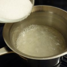 寒天がとけてきたら砂糖を入れて混ぜる。