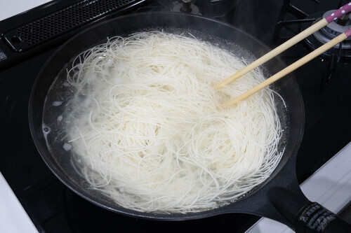 素麺を袋の表示通りに茹で、水でよく洗い、水気をしっかりと切る。