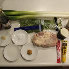 お米をといで、鶏がらスープの素、おろしニンニク、おろししょうが、塩コショウを加えます。規定の量よりも少なめに水を入れて、よく混ぜます。