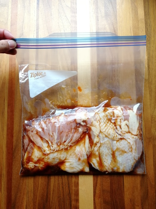 漬け汁をジッパー付きバッグに入れ、鶏もも肉を漬け込む。最低２時間以上、１晩くらい漬け込む。