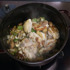 鍋に残った油を軽く拭き取ったら残りのオリーブオイルを加え、にんにくを香りが出るまで炒めたら②でカットした残りの食材をすべて鍋に加え、しんなりするまでしっかり炒める。