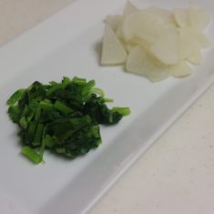 青菜は水に放ってから水気を切り、1㎝程度の長さに切る。