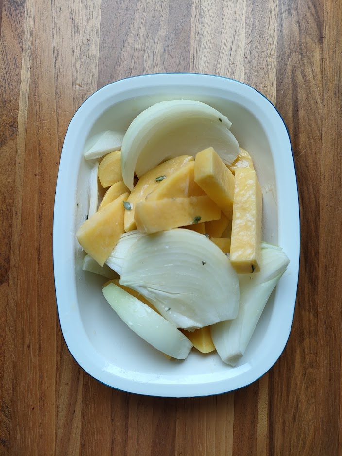 じゃがいもは皮を剥いて太目のフライドポテトのようにカット、玉ねぎは６等分のくし形にカットして、ローズマリーとタイムは枝から葉のみを指でこそげ取ったものと塩麹とオリーブオイルを和えておく。