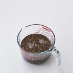 耐熱容器に茶葉をいれ、熱湯５５０ｍｌを注ぎ、３分ほどおいたら濾し、ボウルにいれる。