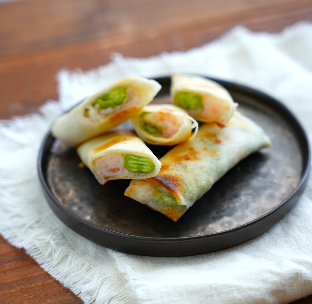 ノンフライでヘルシー！えびとそら豆の春巻き