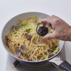 茹であがったスパゲティを②に加え、中火にかける。 海苔の佃煮、レモン汁をいれ、和えたら塩、黒こしょうで味を調える。
レモンの薄切りをトッピングする。