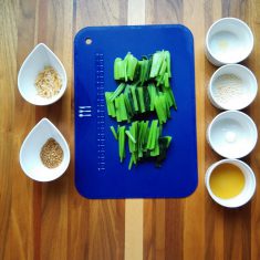 小松菜は塩（分量外）を入れた熱湯でさっと茹で、冷水にとり色止めする。