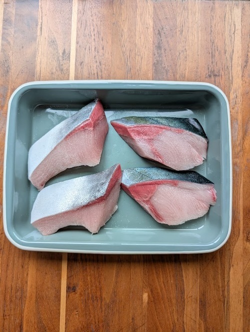 ぶりに塩をまぶして20～30分おく。