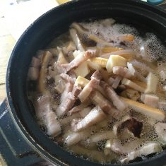 器によそい、アサツキとしょうがをのせて、完成！